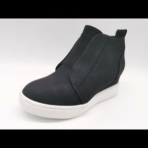 Wedge sneaker